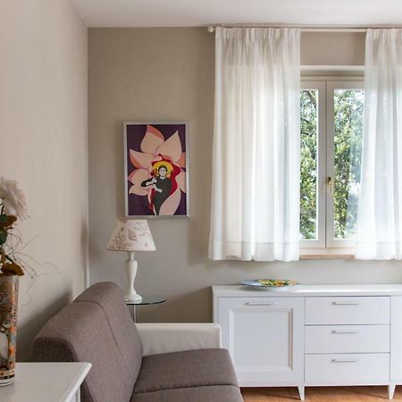 2-Bedroom Apt, With Balcony & Aircondition - 50 M From The Beach 마리아나디피에트라산타 외부 사진