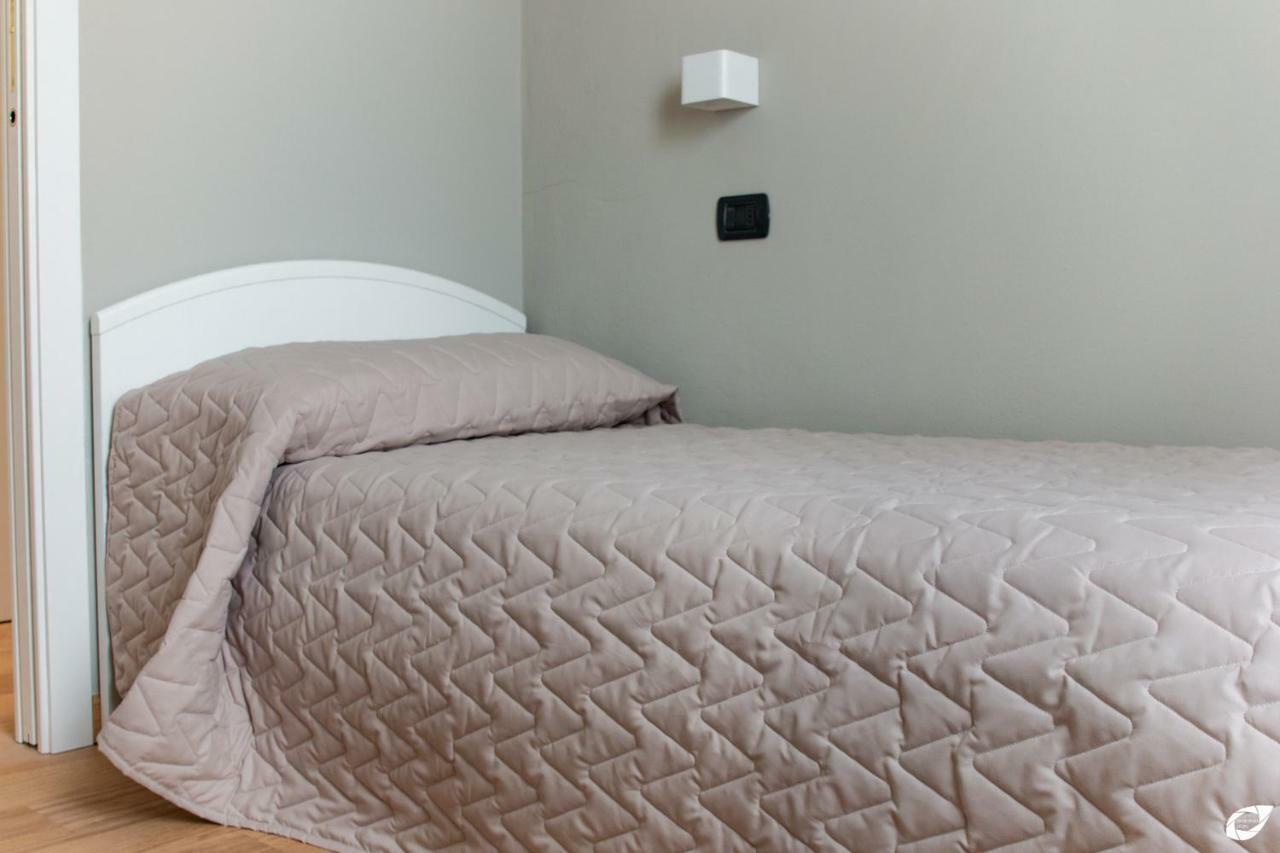 2-Bedroom Apt, With Balcony & Aircondition - 50 M From The Beach 마리아나디피에트라산타 외부 사진
