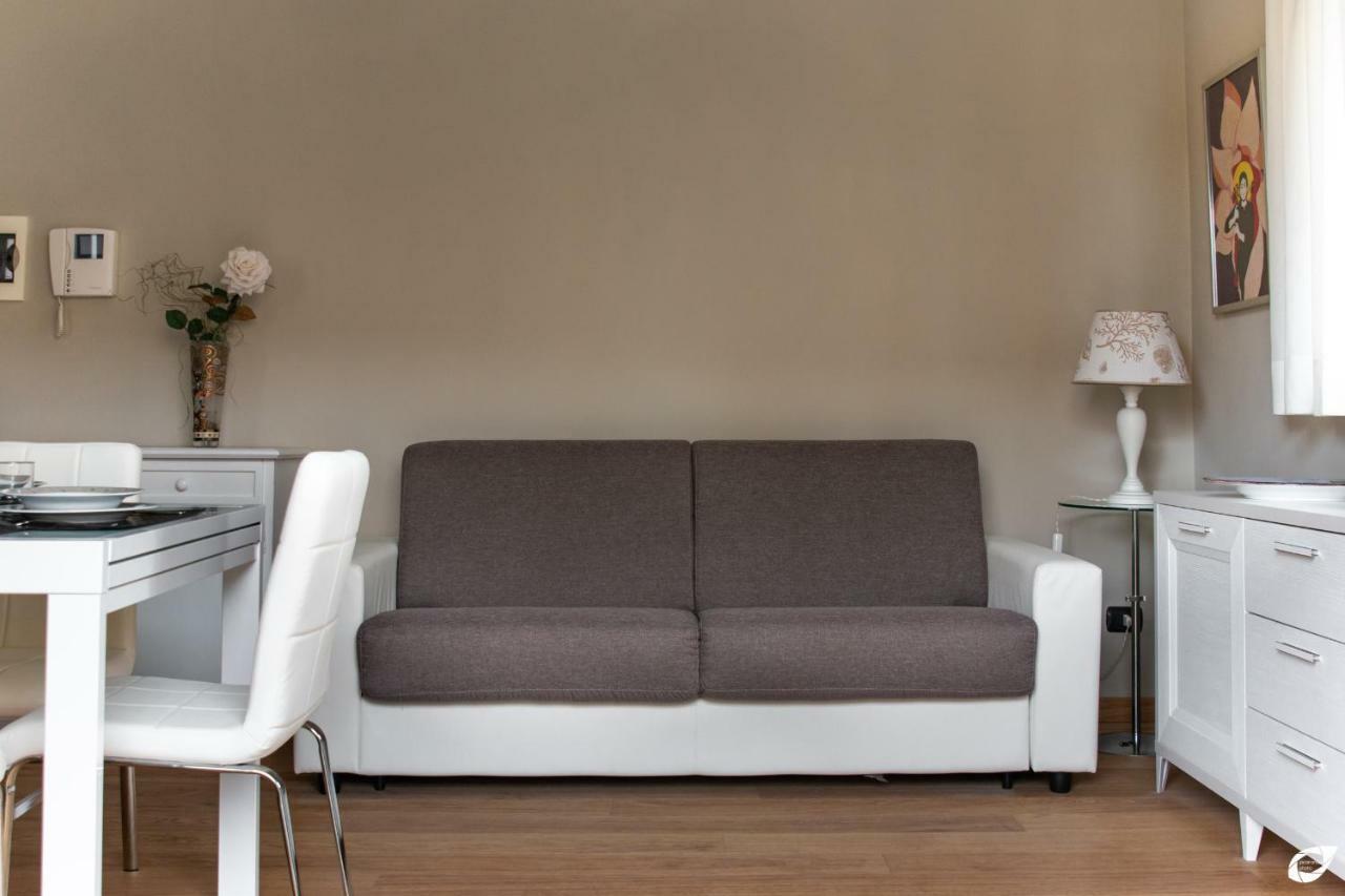 2-Bedroom Apt, With Balcony & Aircondition - 50 M From The Beach 마리아나디피에트라산타 외부 사진