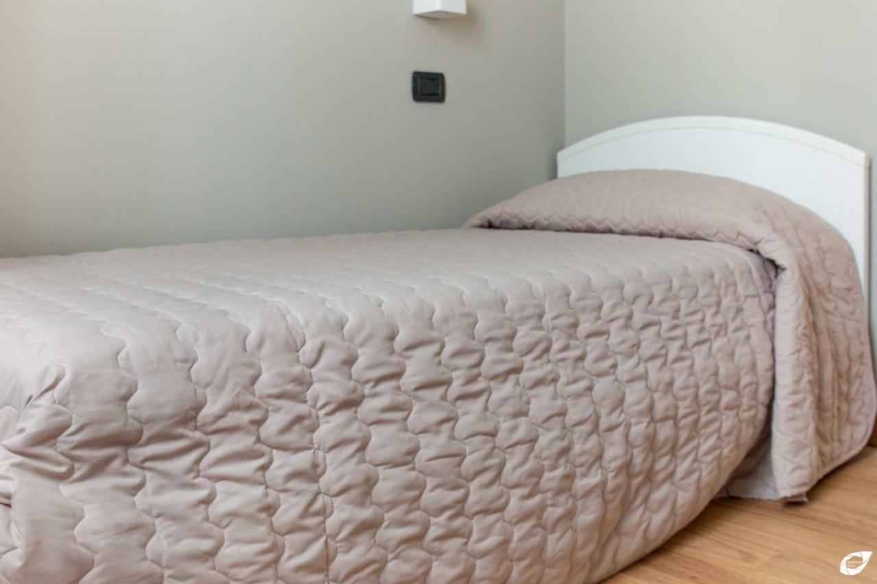 2-Bedroom Apt, With Balcony & Aircondition - 50 M From The Beach 마리아나디피에트라산타 외부 사진