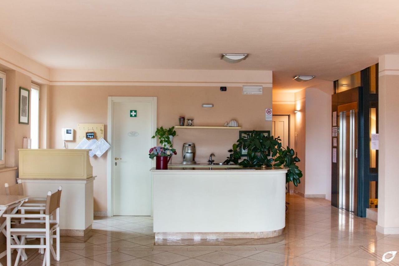 2-Bedroom Apt, With Balcony & Aircondition - 50 M From The Beach 마리아나디피에트라산타 외부 사진