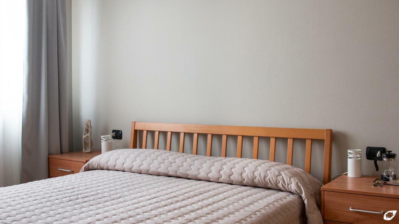 2-Bedroom Apt, With Balcony & Aircondition - 50 M From The Beach 마리아나디피에트라산타 외부 사진