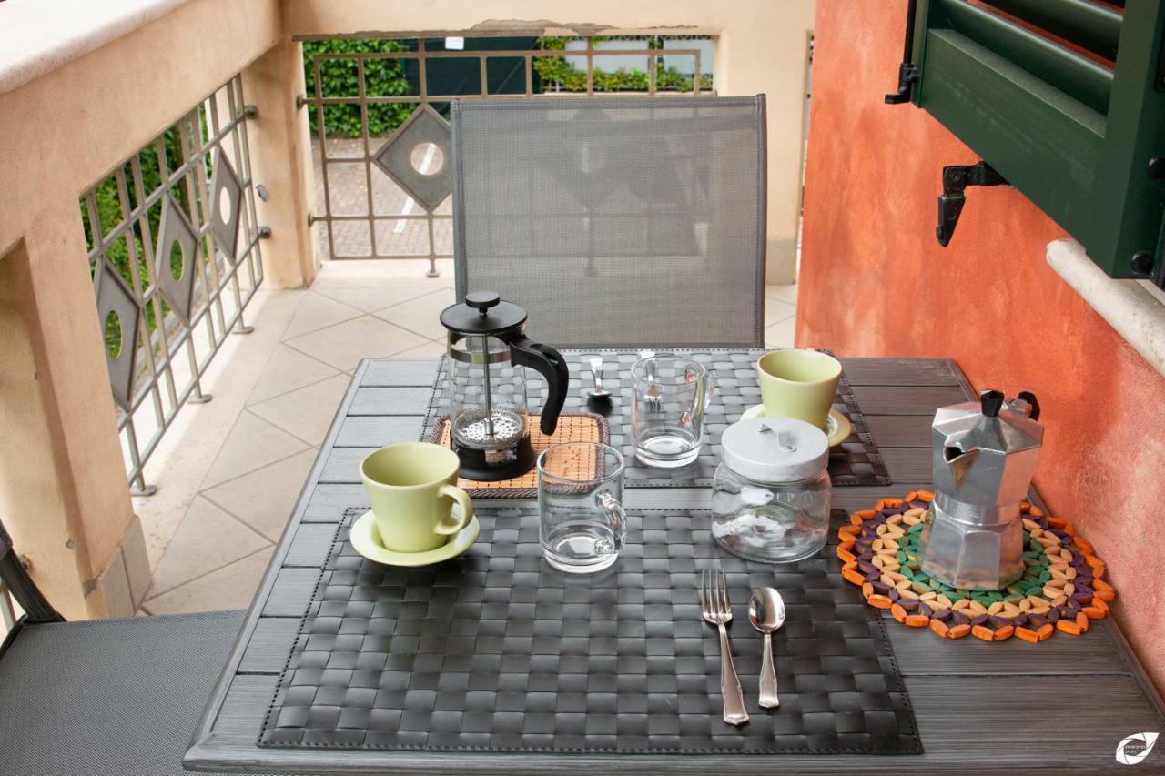2-Bedroom Apt, With Balcony & Aircondition - 50 M From The Beach 마리아나디피에트라산타 외부 사진